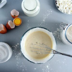 Flat-lay de libro de recetas de postres con props de repostería