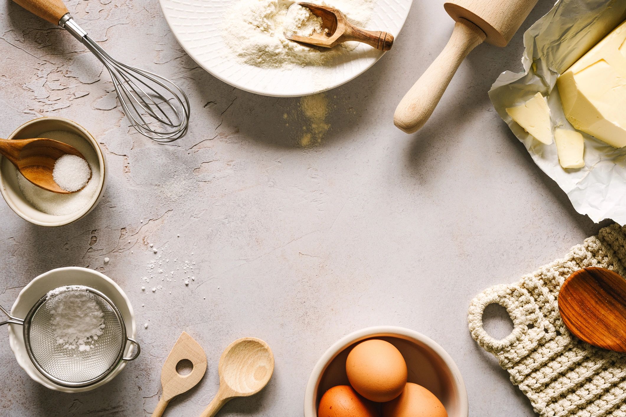 Ingredientes de repostería sobre mesa gris, vista superior